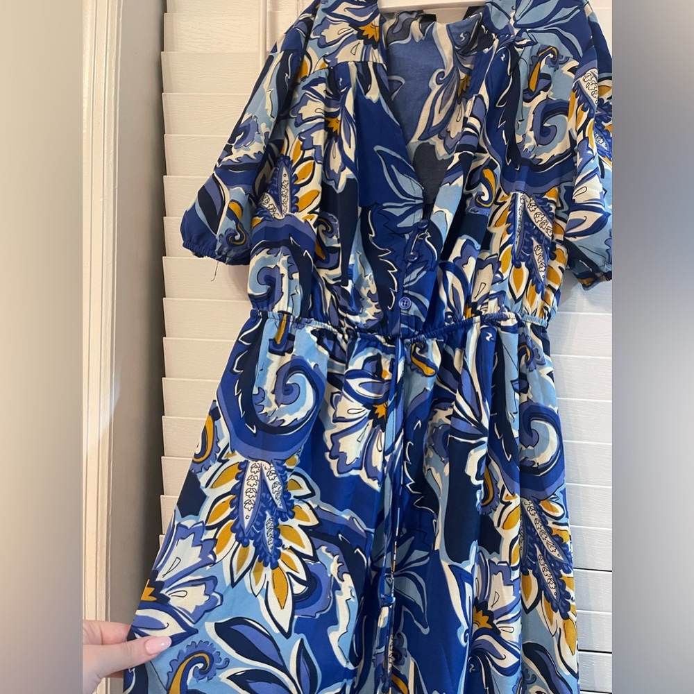 Women’s maxi dress. Size small. Short sleeves and low neck.